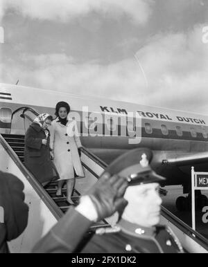 Le couple royal et la princesse Beatrix partit pour le Mexique. Les princesses Margriet et Christina quittèrent l'avion après avoir dit Au revoir, le 7 avril 1964, arrivée et départ, princesses, Avions, aéroports, pays-Bas, agence de presse du XXe siècle photo, news to remember, documentaire, photographie historique 1945-1990, histoires visuelles, L'histoire humaine du XXe siècle, immortaliser des moments dans le temps Banque D'Images