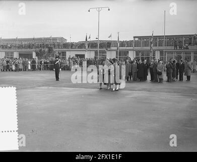 Couple royal de retour de l'Ouest à l'aéroport de Schiphol, 8 novembre 1955, pays-Bas, agence de presse du XXe siècle photo, nouvelles à retenir, documentaire, photographie historique 1945-1990, histoires visuelles, L'histoire humaine du XXe siècle, immortaliser des moments dans le temps Banque D'Images