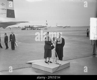 Couple royal de retour de l'Ouest à l'aéroport de Schiphol, 8 novembre 1955, pays-Bas, agence de presse du XXe siècle photo, nouvelles à retenir, documentaire, photographie historique 1945-1990, histoires visuelles, L'histoire humaine du XXe siècle, immortaliser des moments dans le temps Banque D'Images