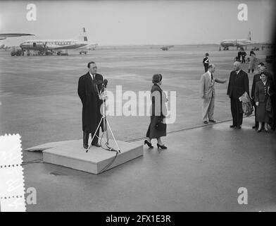Couple royal de retour de l'ouest à l'aéroport de Schiphol. Sur la plate-forme, le Prince Bernhard parle dans un microphone, 8 novembre 1955, famille royale, arrivées, Pays-Bas, Agence de presse du XXe siècle photo, nouvelles à retenir, documentaire, photographie historique 1945-1990, histoires visuelles, L'histoire humaine du XXe siècle, immortaliser des moments dans le temps Banque D'Images