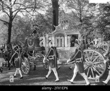 Famille royale dans l'autocar d'or sur le chemin de la Ridderzaal, 20 septembre 1960, calèches, famille royale, Pays-Bas, Agence de presse du XXe siècle photo, nouvelles à retenir, documentaire, photographie historique 1945-1990, histoires visuelles, L'histoire humaine du XXe siècle, immortaliser des moments dans le temps Banque D'Images