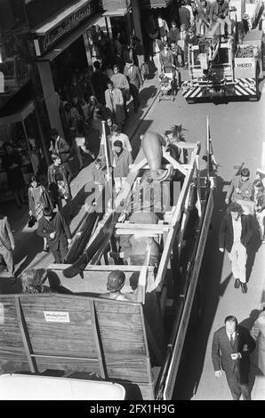 Le groupe de sculptures David, Goliath et squire transporté par camion de Waaggebouw au Musée historique de Kalverstraat A'dam, 20 septembre 1969, sculptures, musées, camions, Pays-Bas, Agence de presse du XXe siècle photo, nouvelles à retenir, documentaire, photographie historique 1945-1990, histoires visuelles, L'histoire humaine du XXe siècle, immortaliser des moments dans le temps Banque D'Images