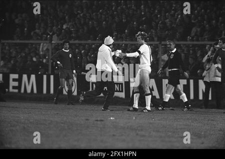 Ajax contre Benfica 1-0, semi-finale Europacup I, Keizer obtient différents pantalons, 5 avril 1972, sports, football, Pays-Bas, Agence de presse du XXe siècle photo, nouvelles à retenir, documentaire, photographie historique 1945-1990, histoires visuelles, L'histoire humaine du XXe siècle, immortaliser des moments dans le temps Banque D'Images