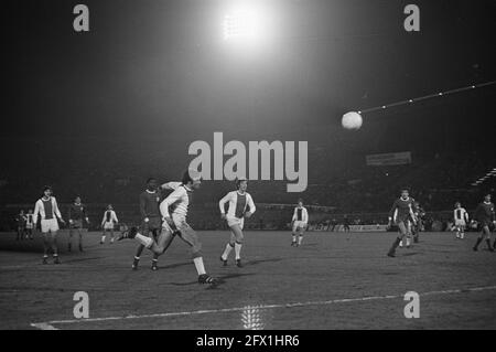 Ajax contre Benfica 1-0, semi-finale EuropaUP I, scores Swart 1-0, 5 avril 1972, Sport, football, pays-Bas, agence de presse du XXe siècle photo, news to remember, documentaire, photographie historique 1945-1990, histoires visuelles, L'histoire humaine du XXe siècle, immortaliser des moments dans le temps Banque D'Images