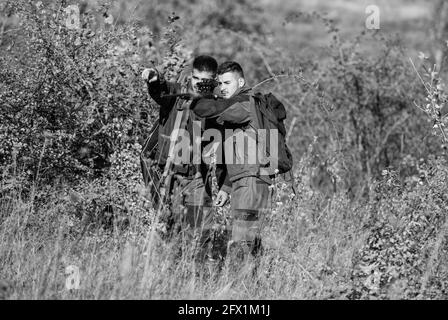 Forces armées. Camouflage. Amitié des chasseurs d'hommes. Compétences de chasse et équipement d'armes. Comment transformer la chasse en passe-temps. Tenue militaire mode. Homme Banque D'Images