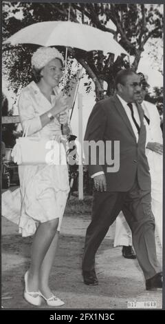 Princesse Beatrix au Suriname. A son arrivée à Hanarpolder, la princesse Beatix se protégeait de la pluie avec un parapluie. Elle est accompagnée du ministre de l'Agriculture, des Pêches et de l'élevage S.S. Radhakishun, 9 mars 1965, visites, famille royale, Princesses, pays-Bas, agence de presse du XXe siècle photo, news to remember, documentaire, photographie historique 1945-1990, histoires visuelles, L'histoire humaine du XXe siècle, immortaliser des moments dans le temps Banque D'Images