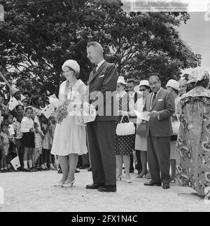 Princesse Beatrix au Suriname, hommage chantant à Wageningen, 9 mars 1965, visites, princesses, pays-Bas, agence de presse du xxe siècle photo, nouvelles à retenir, documentaire, photographie historique 1945-1990, histoires visuelles, L'histoire humaine du XXe siècle, immortaliser des moments dans le temps Banque D'Images