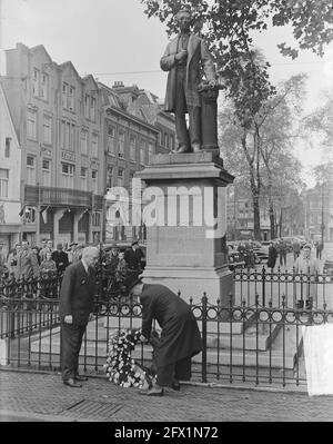 Couronne posée par le maire d'Ailly à la statue de Thorbecke, 1er novembre 1951, statues, pose de couronne, pays-Bas, agence de presse du xxe siècle photo, nouvelles à retenir, documentaire, photographie historique 1945-1990, histoires visuelles, L'histoire humaine du XXe siècle, immortaliser des moments dans le temps Banque D'Images