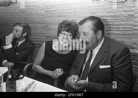 Le cercle des employés de nos libres a attribué Golden transistor l. Hetty Berger et r. Peter G. Knegjens (qui a également reçu le prix) chefs, 13 août 1969, cérémonies de remise des prix, pays-Bas, agence de presse du xxe siècle photo, nouvelles à retenir, documentaire, photographie historique 1945-1990, histoires visuelles, L'histoire humaine du XXe siècle, immortaliser des moments dans le temps Banque D'Images