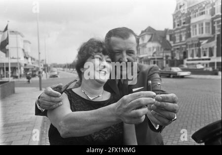 Le cercle des employés de nos libres a attribué Golden transistor l. Hetty Berger et r. Peter G. Knegjens (qui a également reçu le prix), 13 août 1969, cérémonies de remise des prix, pays-Bas, agence de presse du xxe siècle photo, nouvelles à retenir, documentaire, photographie historique 1945-1990, histoires visuelles, L'histoire humaine du XXe siècle, immortaliser des moments dans le temps Banque D'Images