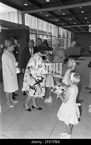 La princesse Beatrix reçoit des fleurs à son arrivée au centre de congrès RAI. La princesse Margriet et le prince Claus, en arrière-plan la reine Juliana et le prince Bernhard, le 23 juin 1967, arrivées, fleurs, récompenses culturelles, reines, cérémonies de remise de prix, princes, princesses, Pays-Bas, Agence de presse du XXe siècle photo, nouvelles à retenir, documentaire, photographie historique 1945-1990, histoires visuelles, L'histoire humaine du XXe siècle, immortaliser des moments dans le temps Banque D'Images