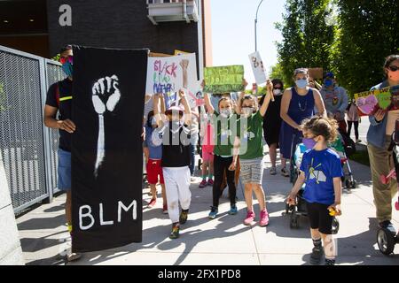 Les élèves des écoles primaires de PS 130 reçoivent des leçons de civisme en ayant des rassemblements et des marches périodiques dans le quartier comme cette Marche de Black Lives Matter à Windsor Terrace. Banque D'Images