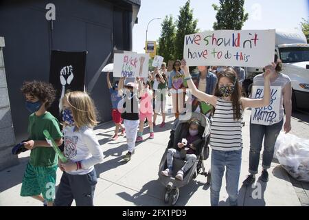 Les élèves des écoles primaires de PS 130 reçoivent des leçons de civisme en ayant des rassemblements et des marches périodiques dans le quartier comme cette Marche de Black Lives Matter à Windsor Terrace. Banque D'Images