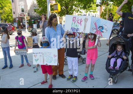 Les élèves des écoles primaires de PS 130 reçoivent des leçons de civisme en ayant des rassemblements et des marches périodiques dans le quartier comme cette Marche de Black Lives Matter à Windsor Terrace. Banque D'Images