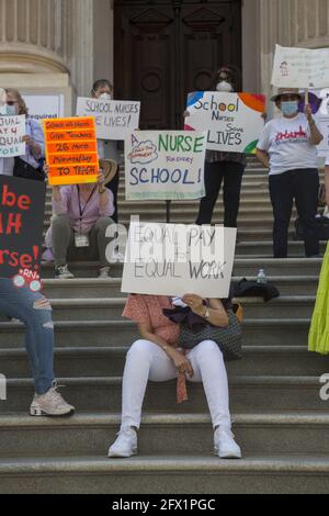 Les infirmières des écoles manifestent à l'hôtel de ville de New York pour attirer l'attention sur le fait qu'elles sont mal rémunérées et qu'elles sont à court de personnel dans les écoles de la ville de New York et qu'elles sont en première ligne pendant l'épidémie de Covid-19. Banque D'Images