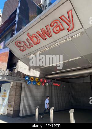 Entrée du métro le long de la 42e rue à Times Square où de nombreuses lignes de train sont disponibles. Ville de New York Banque D'Images