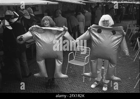 Marché de l'art dans la cour Musée historique d'Amsterdam, nouveau modèle de sac de beanbag, 21 septembre 1972, Art, Cours, marchés, musées, pays-Bas, agence de presse du XXe siècle photo, actualités à retenir, documentaire, photographie historique 1945-1990, histoires visuelles, L'histoire humaine du XXe siècle, immortaliser des moments dans le temps Banque D'Images