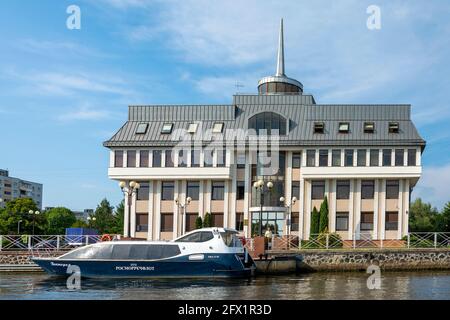 Kaliningrad, la construction de l'administration portuaire sur le remblai de Pierre le Grand Banque D'Images