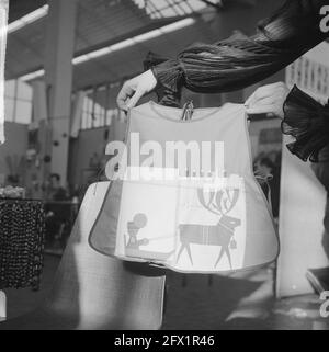 Salon de l'art et de l'artisanat 1965 à RAI, sports pour enfants avec crayons de couleur, 8 février 1965, foires, pays-Bas, agence de presse du xxe siècle photo, nouvelles à retenir, documentaire, photographie historique 1945-1990, histoires visuelles, L'histoire humaine du XXe siècle, immortaliser des moments dans le temps Banque D'Images