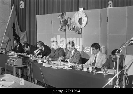 Réunion du conseil du PARTI KVP, Rotterdam, table du conseil, 27 novembre 1971, Tableaux de bord, conseils de partis, pays-Bas, Agence de presse du XXe siècle photo, nouvelles à retenir, documentaire, photographie historique 1945-1990, histoires visuelles, L'histoire humaine du XXe siècle, immortaliser des moments dans le temps Banque D'Images