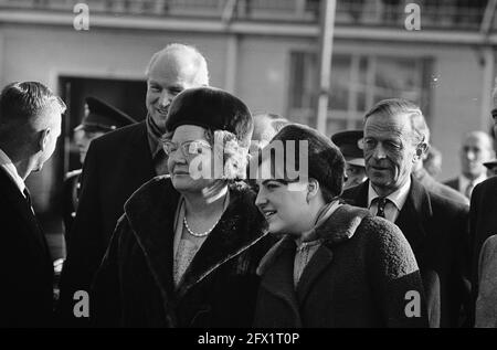 La princesse Beatrix à Curaçao, la reine Juliana et la princesse Margriet à l'aéroport de Schiphol, 19 février 1965, reens, pays-Bas, agence de presse du xxe siècle photo, nouvelles à retenir, documentaire, photographie historique 1945-1990, histoires visuelles, L'histoire humaine du XXe siècle, immortaliser des moments dans le temps Banque D'Images