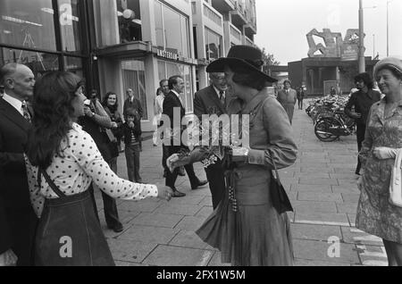 La princesse Beatrix dévoile le buste en bronze de la reine Juliana à Groothandelsgebouw à Rotterdam. La princesse Beatrix reçoit des fleurs à l'arrivée, le 1er juin 1973, des fleurs, des reines, Princesses, pays-Bas, agence de presse du XXe siècle photo, news to remember, documentaire, photographie historique 1945-1990, histoires visuelles, L'histoire humaine du XXe siècle, immortaliser des moments dans le temps Banque D'Images
