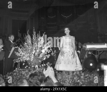 Concert de Maria Callas au Concertgebouw à Amsterdam, Maria Callas remercie pour les applaudissements, 11 juillet 1959, pays-Bas, agence de presse du XXe siècle photo, news to remember, documentaire, photographie historique 1945-1990, histoires visuelles, L'histoire humaine du XXe siècle, immortaliser des moments dans le temps Banque D'Images