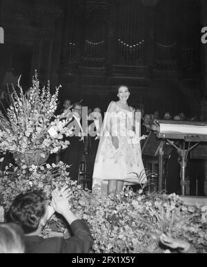 Concert de Maria Callas au Concertgebouw à Amsterdam, Maria Callas remercie pour les applaudissements, 11 juillet 1959, pays-Bas, agence de presse du XXe siècle photo, news to remember, documentaire, photographie historique 1945-1990, histoires visuelles, L'histoire humaine du XXe siècle, immortaliser des moments dans le temps Banque D'Images