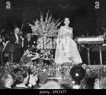 Concert de Maria Callas au Concertgebouw à Amsterdam, Maria Callas remercie pour les applaudissements, 11 juillet 1959, pays-Bas, agence de presse du XXe siècle photo, news to remember, documentaire, photographie historique 1945-1990, histoires visuelles, L'histoire humaine du XXe siècle, immortaliser des moments dans le temps Banque D'Images