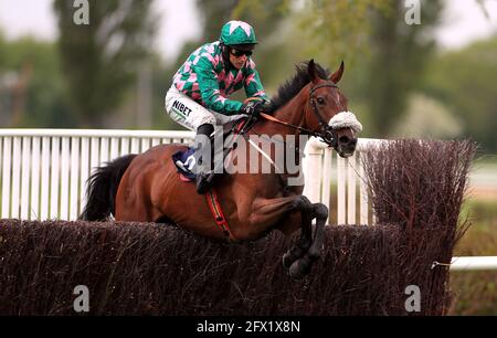 Coole, bien accueilli par le jockey Paddy Brennan, a dégagé une clôture sur le chemin de gagner l'entrée gratuite à l'hippodrome avec l'adhésion au Golf handicap Chase à l'hippodrome de Southwell. Date de la photo: Mardi 25 mai 2021. Banque D'Images