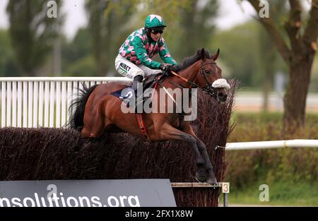 Coole, bien accueilli par le jockey Paddy Brennan, a dégagé une clôture sur le chemin de gagner l'entrée gratuite à l'hippodrome avec l'adhésion au Golf handicap Chase à l'hippodrome de Southwell. Date de la photo: Mardi 25 mai 2021. Banque D'Images