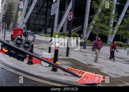 Les feux de circulation ont été accidentellement heurtés par le conducteur inaperçu d'un camion articulé inversé sur Leadenhall dans la City de Londres, le quartier financier de la capitale, le 24 mai 2021, à Londres, en Angleterre. Banque D'Images