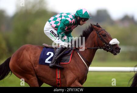 Coole est bien accueilli par le jockey Paddy Brennan sur le chemin de gagner l'entrée gratuite à l'hippodrome avec l'adhésion au Golf handicap Chase à l'hippodrome de Southwell. Date de la photo: Mardi 25 mai 2021. Banque D'Images