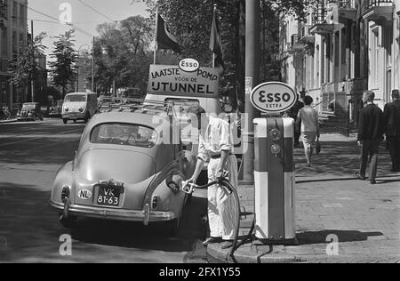 Dernière pompe avant le panneau d'affichage IJtunnel sur Plantage Middenlaan, 30 juillet 1963, pays-Bas, agence de presse du XXe siècle photo, news to Remember, documentaire, photographie historique 1945-1990, histoires visuelles, L'histoire humaine du XXe siècle, immortaliser des moments dans le temps Banque D'Images