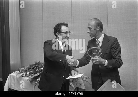 Dernier tour du tournoi d'échecs IBM, Petrosjan reçoit le trophée du directeur général IBM, G. A. F. Kraak, 4 août 1973, reçus, échecs, Trophées, pays-Bas, photo de l'agence de presse du XXe siècle, nouvelles à retenir, documentaire, photographie historique 1945-1990, histoires visuelles, L'histoire humaine du XXe siècle, immortaliser des moments dans le temps Banque D'Images