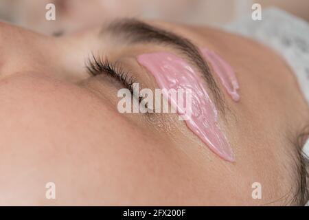 Main du cosmétologue appliquant de la pâte de cire sur l'aisselle. Banque D'Images