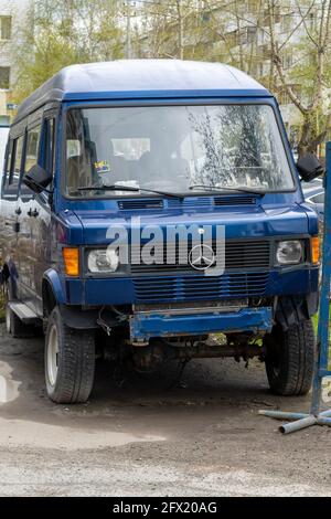 L'ancienne Mercedes bleue est une minifourgonnette sans pare-chocs. Surgut, Russie - 17, mai 2021. Banque D'Images