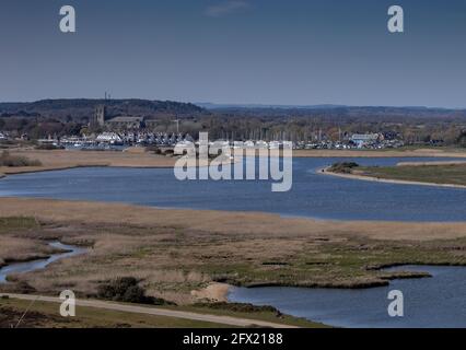 Vue sur le port de Christchurch vers Christchurch et son Prieuré. Dorset, Royaume-Uni. Banque D'Images