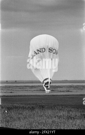 Ballon d'atterrissage Dutch Viking après un vol réussi au-dessus de l'océan Atlantique dans un polder près d'Almere ; ballon d'atterrissage, 2 septembre 1986, atterrissages, Ballons, polders, pays-Bas, Agence de presse du XXe siècle photo, news to remember, documentaire, photographie historique 1945-1990, histoires visuelles, L'histoire humaine du XXe siècle, immortaliser des moments dans le temps Banque D'Images