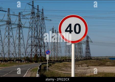 Limite de vitesse de signalisation routière de 40 km h sur fond de paysage industriel. Banque D'Images