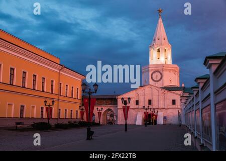 Illuminé la Tour Spasskaya au Kremlin de Kazan, site classé au patrimoine mondial de l'UNESCO et citadelle historique du Tatarstan, Russie, dans la lumière du soir Banque D'Images