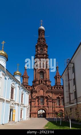 Clocher néo-russe en brique rouge de l'église Epiphany (Bogoyavlenskaya), l'une des principales attractions touristiques de la rue Bauman à Kazan, en Russie Banque D'Images