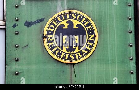 Berlin, Allemagne. 14 mai 2021. Le logo de la Deutsche Reichsbahn de 1920 à 1949 sur un wagon historique sur le terrain de la Dampflokfreunde Berlin e.V. dans le dépôt Schöneweide inscrit. L'association veut préserver les véhicules ferroviaires historiques avec son travail volontaire et permet des voyages dans un train nostalgique. Actuellement, la saison est en cours de préparation dès que le règlement corona le rend possible à nouveau. Il y a une locomotive à vapeur de classe 52 et 14 wagons, principalement des années trente. Credit: Jens Kalaene/dpa-Zentralbild/ZB/dpa/Alay Live News Banque D'Images