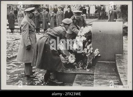 Les membres de la Division de décembre 7 posent des couronnes au Monument national, le 7 décembre 1950, pose de couronnes, monuments, Officiers, pays-Bas, Agence de presse du XXe siècle photo, nouvelles à retenir, documentaire, photographie historique 1945-1990, histoires visuelles, L'histoire humaine du XXe siècle, immortaliser des moments dans le temps Banque D'Images