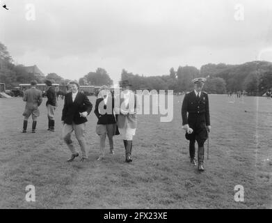 Cours Hippique la Haye avec la princesse Beatrix et la princesse Irene, 18 septembre 1954, pays-Bas, agence de presse du XXe siècle photo, news to Remember, documentaire, photographie historique 1945-1990, histoires visuelles, L'histoire humaine du XXe siècle, immortaliser des moments dans le temps Banque D'Images