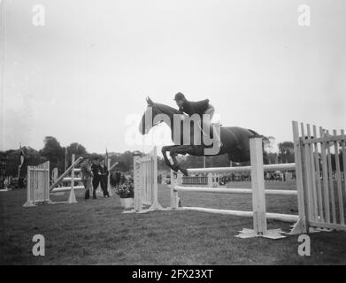 Concours Hippique Den Haag avec la princesse Beatrix et la princesse Irene, 18 septembre 1954, chevaux, saut, Pays-Bas, Agence de presse du XXe siècle photo, nouvelles à retenir, documentaire, photographie historique 1945-1990, histoires visuelles, L'histoire humaine du XXe siècle, immortaliser des moments dans le temps Banque D'Images