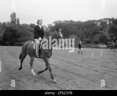 Cours Hippique Den Haag avec la princesse Beatrix et la princesse Irene, 18 septembre 1954, chevaux, pays-Bas, agence de presse du xxe siècle photo, nouvelles à retenir, documentaire, photographie historique 1945-1990, histoires visuelles, L'histoire humaine du XXe siècle, immortaliser des moments dans le temps Banque D'Images