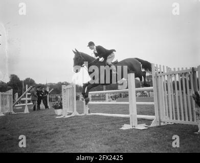 Concours Hippique Den Haag avec la princesse Beatrix et la princesse Irene, 18 septembre 1954, chevaux, saut, Pays-Bas, Agence de presse du XXe siècle photo, nouvelles à retenir, documentaire, photographie historique 1945-1990, histoires visuelles, L'histoire humaine du XXe siècle, immortaliser des moments dans le temps Banque D'Images
