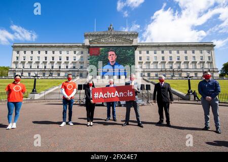 Les porte-parole d'an Dream Dearg Cuisle NIC Liam et Conchur O Muadaigh se sont joints aux politiciens, Paula Bradshaw, députée de Sinn fein, Declan Kearney, députée de SDLP, Justin McNulty, députée de SDLP, Patsy McGlone, Et le député provincial People before profit Gerry Carroll à Stormont, en tant que membres de la communauté de langue irlandaise, affiche un écran mobile d'extérieur avec un message mettant en vedette plus de 70 locuteurs de langue irlandaise appelant l'exécutif d'Irlande du Nord, ainsi que les gouvernements britannique et irlandais à mettre en œuvre la nouvelle Décennie, Nouvelle approche (NDNA), législation concernant les droits linguistiques irlandais, 500 jours après l'agr Banque D'Images