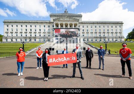 Les porte-parole d'an Dream Dearg Cuisle NIC Liam et Conchur O Muadaigh se sont joints aux politiciens, Paula Bradshaw, députée de Sinn fein, Declan Kearney, députée de SDLP, Justin McNulty, députée de SDLP, Patsy McGlone, Gerry Carroll, député de People before profit, et Padraig, porte-parole de Dream Dearg, M. Tiarnaigh, à Stormont, en tant que membres de la communauté de langue irlandaise, affichent un écran mobile extérieur avec un message mettant en vedette plus de 70 locuteurs de langue irlandaise qui appellent l'exécutif d'Irlande du Nord, ainsi que les gouvernements britannique et irlandais Pour mettre en œuvre la nouvelle Décennie, Nouvelle approche (NDNA), législation regardi Banque D'Images